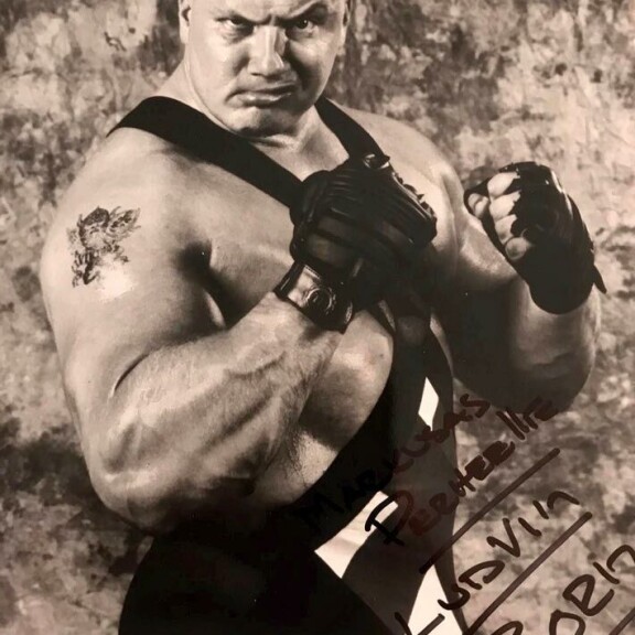 Tony Halme asui 15 vuotta Yhdysvalloissa ja teki siellä näyttävän uran. Showpainin ohella hän oli suosittu mainoskasvo ja debytoi jopa Die Hard -elokuvassa. Lisäksi Tony oli jenkkitähtien henkivartijana. Tony Halme asui 15 vuotta Yhdysvalloissa ja teki siellä näyttävän uran. Showpainin ohella hän oli suosittu mainoskasvo ja debytoi jopa Die Hard -elokuvassa. Lisäksi Tony oli jenkkitähtien henkivartijana.