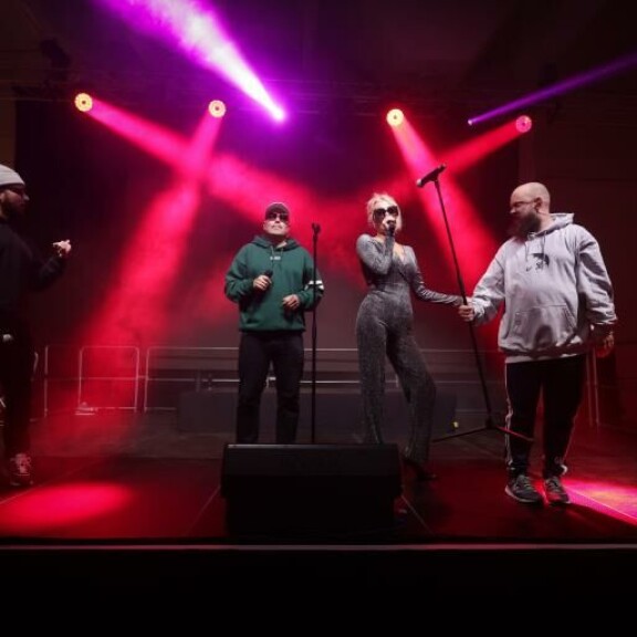 Teflon Brothers -yhtyeen vierailevana tähtenä nähtiin Katariina Juselius. teflon brothers