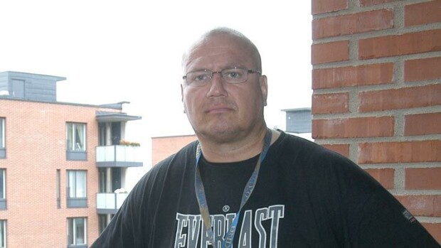 Huumepoliisin ratsia yllätti jo edesmenneen Tony Halmeen – kodista löytyi kymmenen ladattua asetta Tony Halme