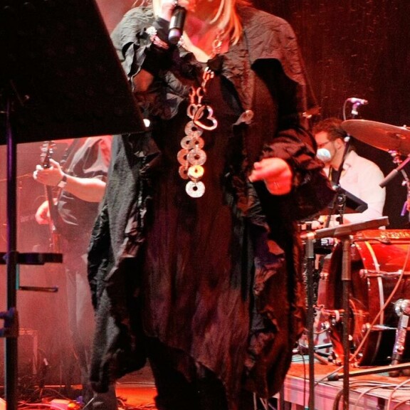 Marion on ollut suomalaisten kestosuosikki vuosikymmeniä. Hän esiintyi Seiskan bileristeilyllä  2010. Marion on ollut suomalaisten kestosuosikki vuosikymmeniä. Hän esiintyi Seiskan bileristeilyllä  2010.