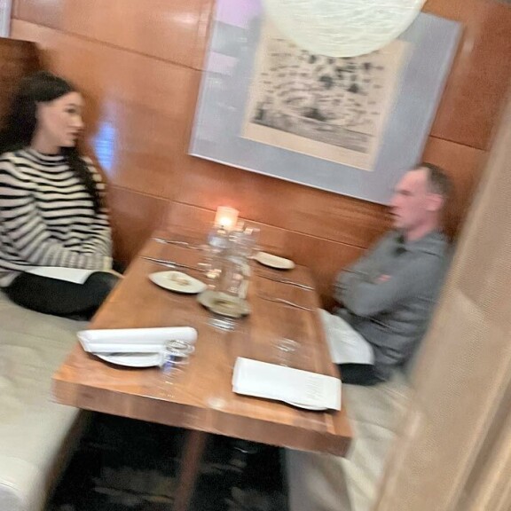 Sara ja Jari-Matti olivat aluksi ruokapöydässä vaisuja, mutta tunnelma kohosi pian korkeuksiin. Sara ja Jari-Matti olivat aluksi ruokapöydässä vaisuja, mutta tunnelma kohosi pian korkeuksiin.