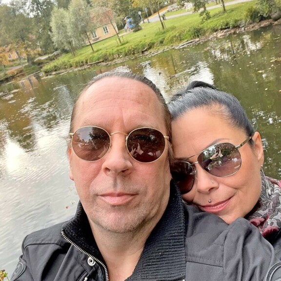 Kalle Munck rakastui ensisilmäyksellä Janika Granatiin, joka on tamperelainen seitsemän lapsen isoäiti ja vuoden 2011 Hymy-lehden Miss Isoäiti. Kalle Munck rakastui ensisilmäyksellä Janika Granatiin, joka on tamperelainen seitsemän lapsen isoäiti ja vuoden 2011 Hymy-lehden Miss Isoäiti.