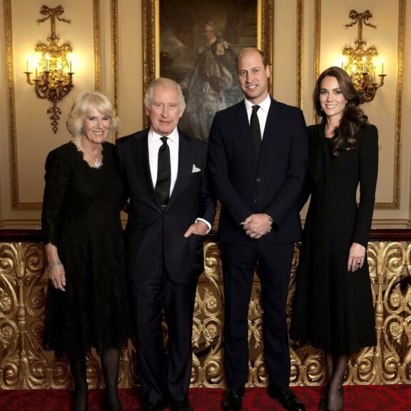 Kuningas Charles poseeraa yhdessä vaimonsa, kuningatar Camillan ja poikansa, prinssi Williamin sekä tämän puolison, prinsessa Catherinen kanssa. kuningatar Camilla, kuningas Charles, prinssi William, prinsessa Catherine