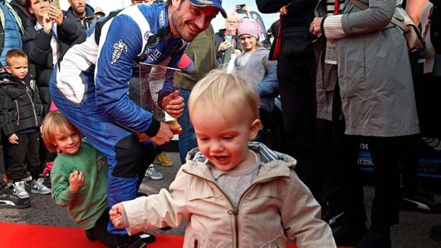 Prinssi Julian, 1, riehaantui isänsä autokilpailuissa - näytti kieltä, ilmeili ja touhotti! prinssi julian, prinssi carl philip