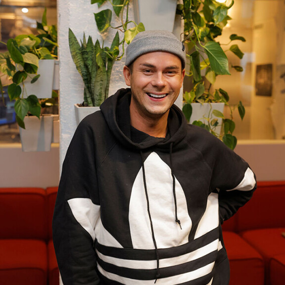 Niko juontaa nykyisin NRJ:n aamulähetyksiä yhdessä Julianna Jokelan kanssa. Niko Saarinen