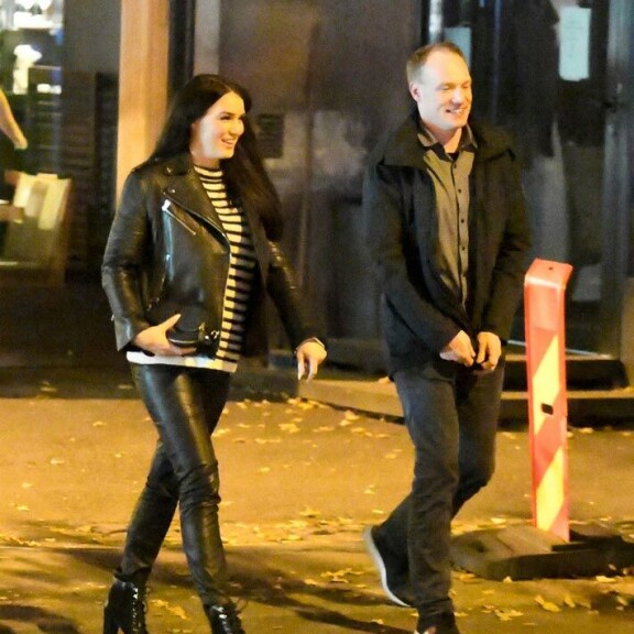 Kaksikko viihtyi italialaisessa ravintolassa liki kolme tuntia. Ulostullessa tunnelma oli korkealla, kun kaksikko nautti toistensa jutuista. Kaksikko viihtyi italialaisessa ravintolassa liki kolme tuntia. Ulostullessa tunnelma oli korkealla, kun kaksikko nautti toistensa jutuista.