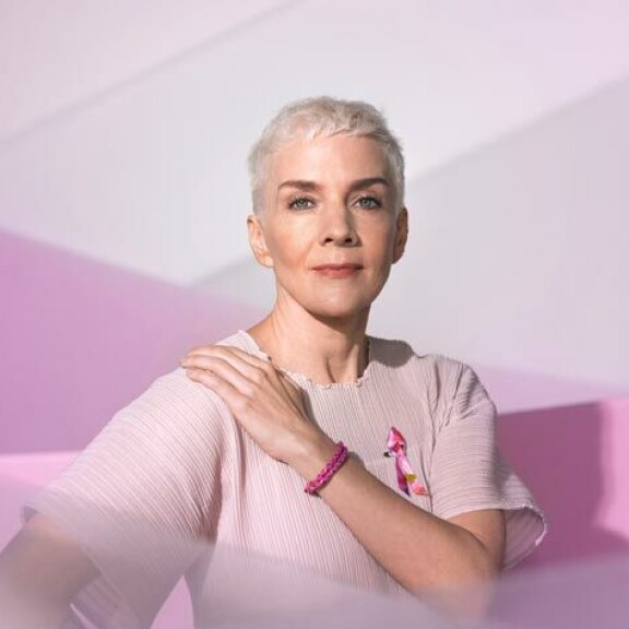 Maria Veitolan isä kuoli syöpään kuusi vuotta sitten. Isä on Marian mielessä joka päivä. Marian suunnittelema syöpähoitojen tutkimustyötä edistävä tämanvuotinen Roosa nauha koostuu eri väreistä. Maria Veitolan isä kuoli syöpään kuusi vuotta sitten. Isä on Marian mielessä joka päivä. Marian suunnittelema syöpähoitojen tutkimustyötä edistävä tämanvuotinen Roosa nauha koostuu eri väreistä.