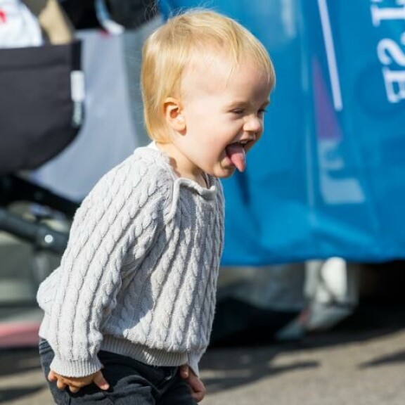 Prinssi Julian esitteli kuninkaallista kieltään. prinssi Julian