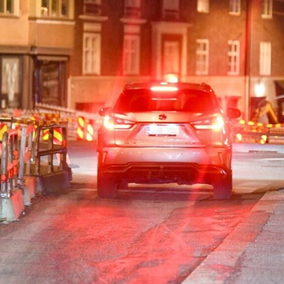 Jari-Matille iski yhtäkkiä rallivaihde päälle, sillä hän alkoi käskyttää Lexustaan. Jari-Matti varmaan ajatteli, että hän tekee Saraan vaikutuksen ajotaidoillaan. Jari-Matille iski yhtäkkiä rallivaihde päälle, sillä hän alkoi käskyttää Lexustaan. Jari-Matti varmaan ajatteli, että hän tekee Saraan vaikutuksen ajotaidoillaan.