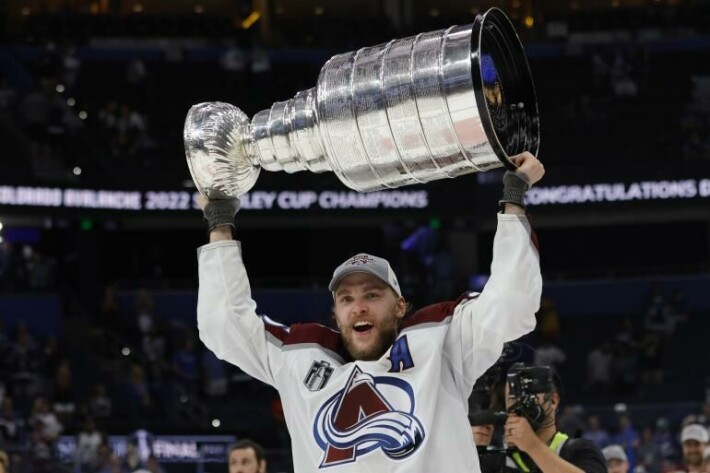 Mikko Rantanen tienaa vähemmän kuin ennen, mutta Stanley Cup -voittajan on helppo hymyillä. Mikko Rantanen tienaa vähemmän kuin ennen, mutta Stanley Cup -voittajan on helppo hymyillä.