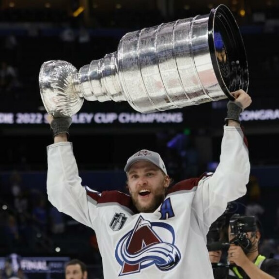 Mikko Rantanen tienaa vähemmän kuin ennen, mutta Stanley Cup -voittajan on helppo hymyillä. Mikko Rantanen tienaa vähemmän kuin ennen, mutta Stanley Cup -voittajan on helppo hymyillä.