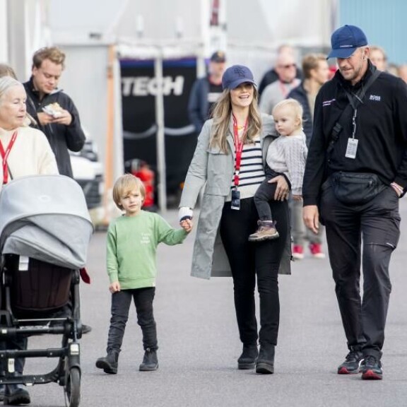 Prinsessa Sofia saapui kisapaikalle yhdessä nuorimpien lastensa kanssa. prinsessa Sofia, prinssi Julia, prinssi Gabriel