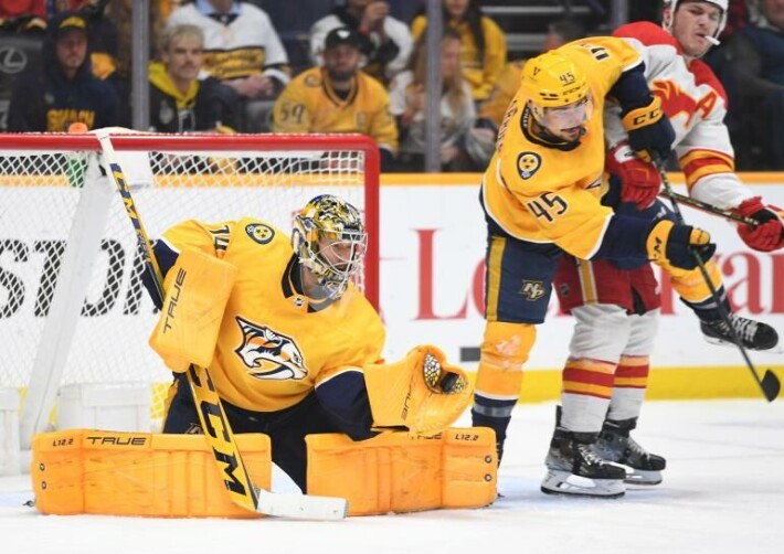 Nashville Predatorsin kumiukko Juuse Saros ottaa kiekkoja kiinni 5 miljoonan taalan kausikorvauksella. Nashville Predatorsin kumiukko Juuse Saros ottaa kiekkoja kiinni 5 miljoonan taalan kausikorvauksella.