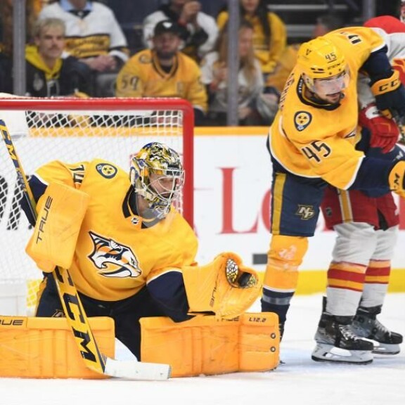 Nashville Predatorsin kumiukko Juuse Saros ottaa kiekkoja kiinni 5 miljoonan taalan kausikorvauksella. Nashville Predatorsin kumiukko Juuse Saros ottaa kiekkoja kiinni 5 miljoonan taalan kausikorvauksella.