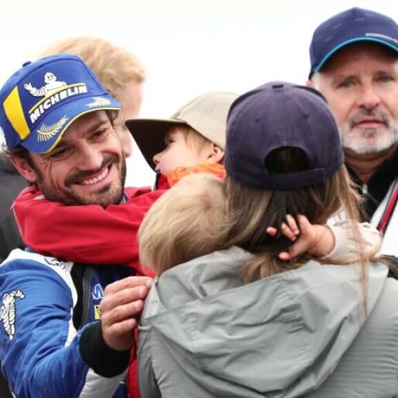Carl Philip väläytti lämpimän hymyn perheenjäsenilleen. Carl Philip