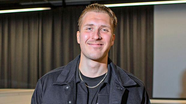 Mies kuin veistos! Köpi Kallio yllättyy tullessaan suihkusta ja nähdessään takapuolensa – radiojuontajalla menossa melkoinen muodonmuutos Köpi Kallio.