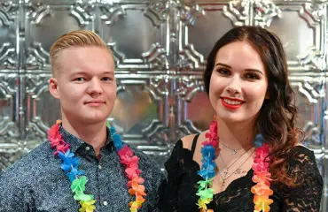 Muistatko tämän TIS-tähden? Joskun kanssa seurustellut Leevi on nykyään nakuileva raksamies - yllättävä pusukuva miehen kanssa