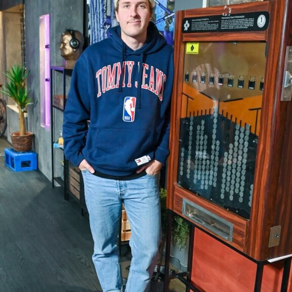 Mies kuin veistos! Köpi Kallio yllättyy tullessaan suihkusta ja nähdessään takapuolensa – radiojuontajalla menossa melkoinen muodonmuutos Köpi Kallio.