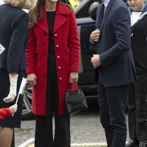 Prinsessa Catherine edusti Walesissa punaisessa takissa. prinsessa Catherine, prinssi William