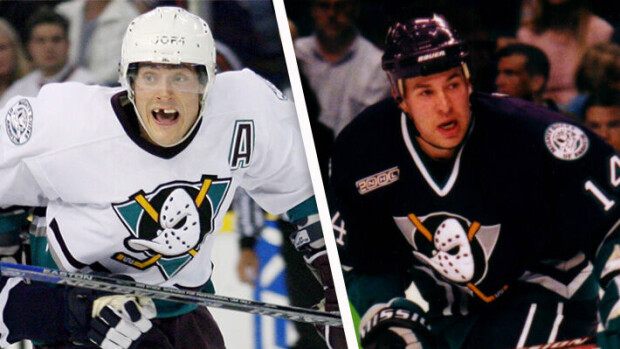 Uutuuskirja: Ylen toimittaja pelkäsi, kun raivostuneet NHL-pelaajat yrittivät rynniä oven läpi – Teemu Selänne puuttui peliin Teemu Selänne & Antti Aalto.