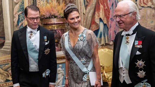 Vau mikä eleganssi! Kruununprinsessa Victoria hurmaa iltapuvussa - upeaa pukuloistoa juhlaillallisilta kruununprinsessa Victoria, prinssi Daniel, kuningas Kaarle Kustaa
