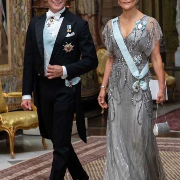 Kruununprinsessa Victoria juhli hopeanhohtoisessa iltapuvussa. kruununprinsessa Victoria, prinssi Daniel