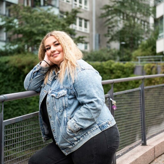 Jasmiina yhdistettiin romanttisessa mielessä toiseksi kilpailussa sijoittuneeseen Akiin. Jasmiina on kieltänyt romanssihuhut. Jasmiina yhdistettiin romanttisessa mielessä toiseksi kilpailussa sijoittuneeseen Akiin. Jasmiina on kieltänyt romanssihuhut.