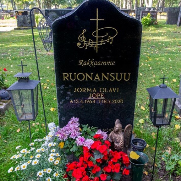 Jope Ruonansuun hauta on täynnä kauniita kukkia. Hautakivessä on Jopen laulunsanat, ja enkelit vartioivat viimeistä leposijaa. Jope Ruonansuun hauta on täynnä kauniita kukkia. Hautakivessä on Jopen laulunsanat, ja enkelit vartioivat viimeistä leposijaa.