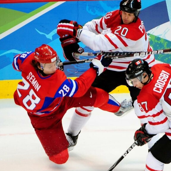 Chris Pronger oli armoton NHL-luuta. Tässä kanukin kovuutta saa maistaa Venäjän Alexander Semin. Chris Pronger oli armoton NHL-luuta. Tässä kanukin kovuutta saa maistaa Venäjän Alexander Sjomin.