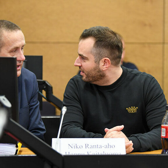 Advokaatti neuvoi Nikoa. niko ranta-aho