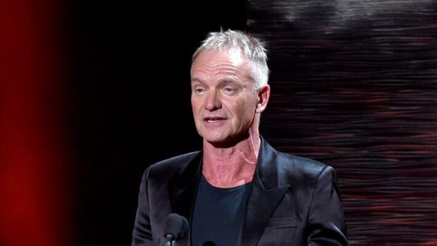 Tuijotti paparazzia! Sting shoppaili suomalaisessa kohukaupassa – kuvat Sting