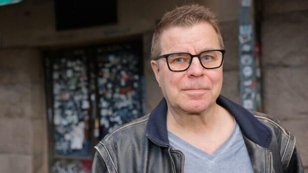 Railakasta kupinottoa Lahdessa! Mato Valtonen nautti Koskenkorvaa sairaalasängyssä Mato Valtonen