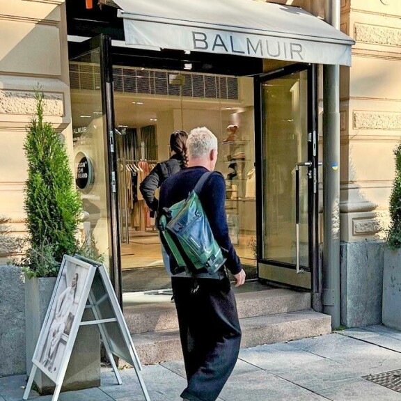 Tähti köpötteli Balmuirin ovesta sisään. Tähti köpötteli Balmuirin ovesta sisään.