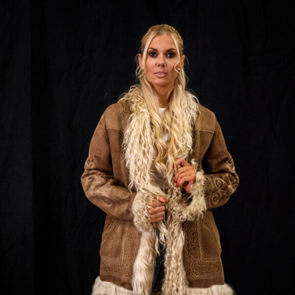 Turengin huutokaupan mannekiini Henna Peltonen esittelemässä Irwinin lammastakkia. Turengin huutokaupan mannekiini Henna Peltonen esittelemässä Irwinin lammastakkia.
