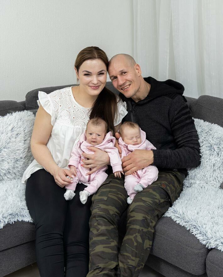 Nadia ja Amin asuvat Kirkkonummella ja perheeseen kuuluu viisi lasta. Nadia Ammourille ja Amin Asikaiselle tieto monikkoraskaudesta oli aluksi shokki. – Amin ravasi ympäri huonetta ja minä vain nauroin. Tilanne oli kuin jostain komediasta.