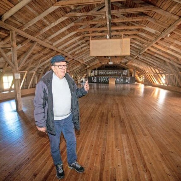 Pohjanrannan entisestä navetasta on tehty nostalginen tanssilava, alakerrassa puolestaan on karaokebaari anniskeluoikeuksineen. – Tämä on Pohjois-Suomen suurin tanssilava, Paavo kertoo. Pohjanrannan entisestä navetasta on tehty nostalginen tanssilava, alakerrassa puolestaan on karaokebaari anniskeluoikeuksineen. – Tämä on Pohjois-Suomen suurin tanssilava, Paavo kertoo.