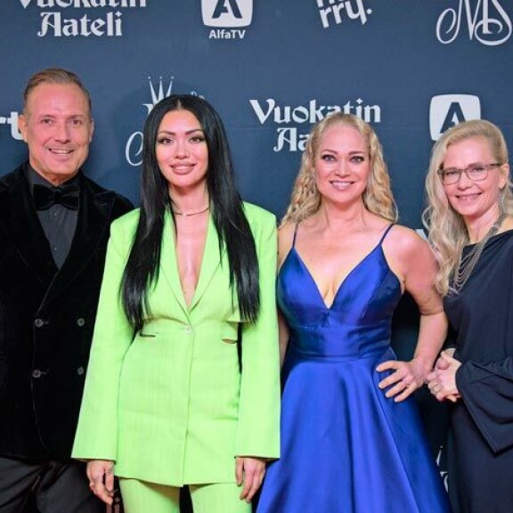 Hiljattain 30 vuotta täyttänyt Shirly Karvinen teki toissa viikonloppuna uuden aluevaltauksen toimittuaan Miss Suomi -finaalin tuomaristossa. Hiljattain 30 vuotta täyttänyt Shirly Karvinen teki toissa viikonloppuna uuden aluevaltauksen toimittuaan Miss Suomi -finaalin tuomaristossa.