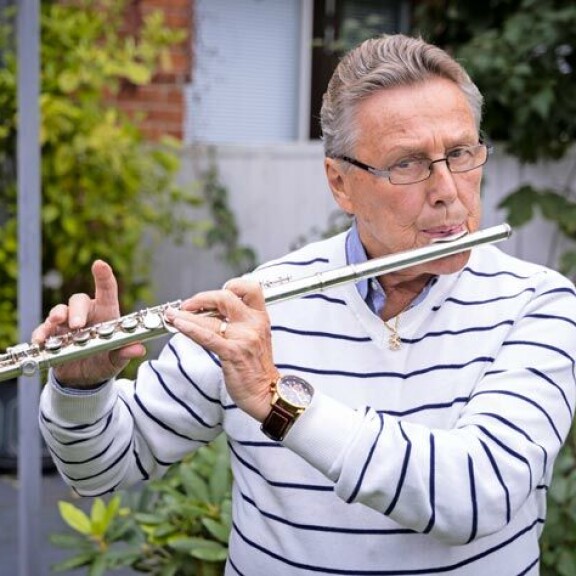 Keijo Minerva on multi-instrumentalisti. Hän soittaa huilua, kitaraa, rumpuja ja bassoa sekä tietysti laulaa. – Olen esiintynyt yli 50 vuotta, hän laskee kotipihallaan Oulussa. Keijo Minerva on multi-instrumentalisti. Hän soittaa huilua, kitaraa, rumpuja ja bassoa sekä tietysti laulaa. – Olen esiintynyt yli 50 vuotta, hän laskee kotipihallaan Oulussa.