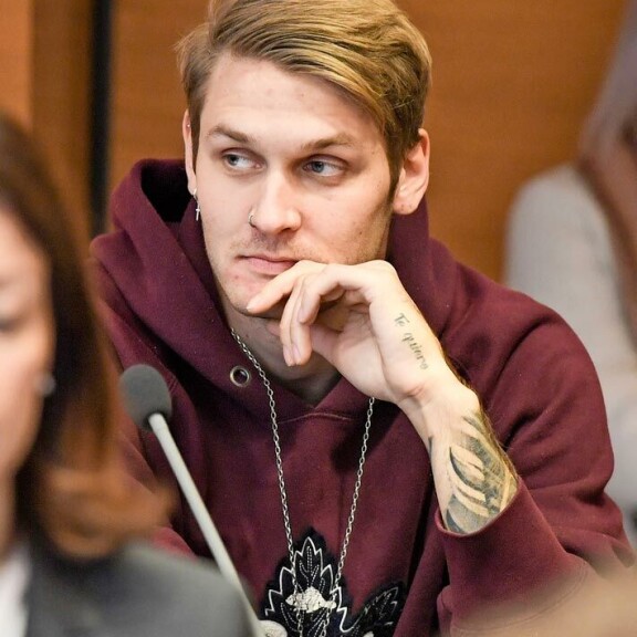 Tosi-tv-tähti saapui saliin vakavana, mutta syytteidenluvun aikana käytös muuttui kikatteluksi. Tosi-tv-tähti saapui saliin vakavana, mutta syytteidenluvun aikana käytös muuttui kikatteluksi.