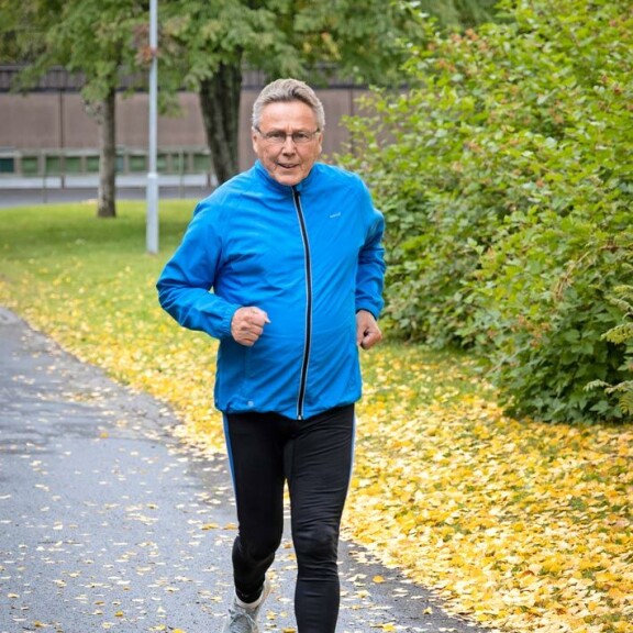 Keijo on himoliikkuja. Hän hiihtää, juoksee, käy salilla ja pelaa tennistä. Liikunta on osa jokaista arkipäivää. – Se on pitänyt minut elontiellä. Keijo on himoliikkuja. Hän hiihtää, juoksee, käy salilla ja pelaa tennistä. Liikunta on osa jokaista arkipäivää. – Se on pitänyt minut elontiellä.