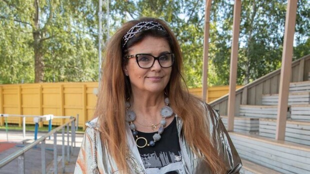 Riitta Väisänen joutui myymään hevostallinsa – näin pankin kanssa riitelevän suosikkijuontajan talousvaikeudet alkoivat Riitta Väisänen