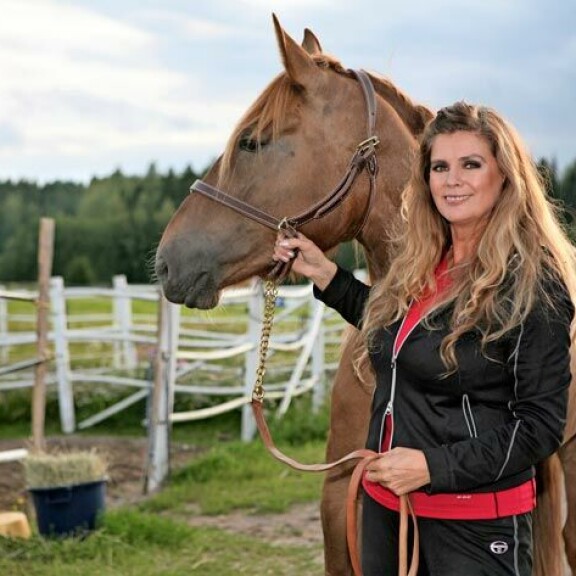 Riitta Väisänen joutui myymään rakkaan hevostallinsa. Nyt hän taistelee pankkia vastaan Päijät-Hämeen käräjäoikeudessa. Riitta Väisänen joutui myymään rakkaan hevostallinsa. Nyt hän taistelee pankkia vastaan Päijät-Hämeen käräjäoikeudessa.