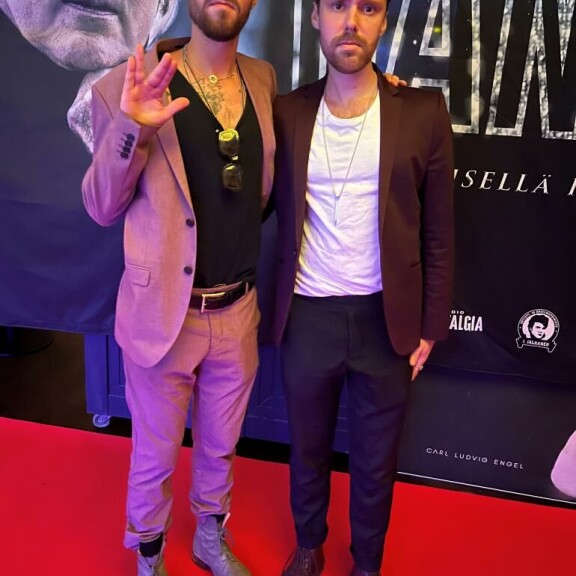 Leo halusi yhteiskuvaan myös Hugo-veljensä kanssa. Herrasmiehet kertovat omistavansa purjelaivan, joka kuului ennen salakuljettaja Algoth Niskalle. Leo halusi yhteiskuvaan myös Hugo-veljensä kanssa. Herrasmiehet kertovat omistavansa purjelaivan, joka kuului ennen salakuljettaja Algoth Niskalle.