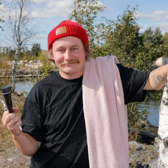 Kristian hankki uuden auton vetämään kotiaan. – Asumiseen ei hirveästi rahaa kulu, ainoastaan kaasuun ja polttoaineeseen. Krisusta on siistiä, että voi mennä minne haluaa. – Lappeenrannan ja Imatran suunnilla on hienoa, mutta myös Heinolassa ja Juvalla on ollut mukava käydä. Kristian hankki uuden auton vetämään kotiaan. – Asumiseen ei hirveästi rahaa kulu, ainoastaan kaasuun ja polttoaineeseen. Krisusta on siistiä, että voi mennä minne haluaa. – Lappeenrannan ja Imatran suunnilla on hienoa, mutta myös Heinolassa ja Juvalla on ollut mukava käydä.