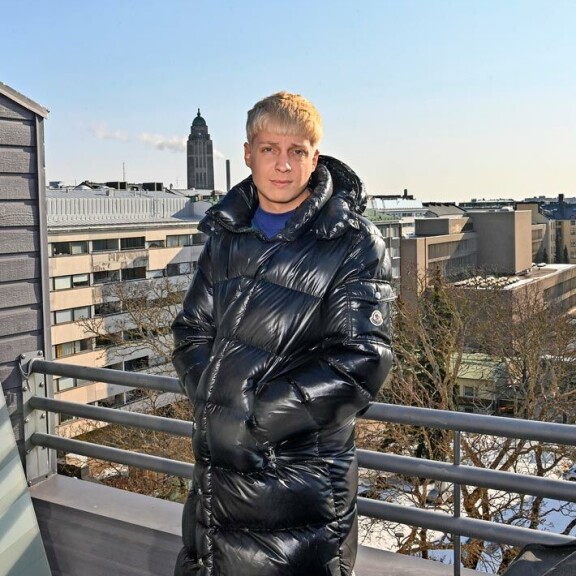 Ville kertoo lopettaneensa vaatteisiin törsäämisen, mutta kietaisi parvekkeelle ylleen liki kahden tonnin Moncler-toppatakin. – Arvostan nykyään elämyksiä enemmän kuin materiaa, räppäri tuumasi Seiskalle keväällä. Ville kertoo lopettaneensa vaatteisiin törsäämisen, mutta kietaisi parvekkeelle ylleen liki kahden tonnin Moncler-toppatakin. – Arvostan nykyään elämyksiä enemmän kuin materiaa, räppäri tuumaa.
