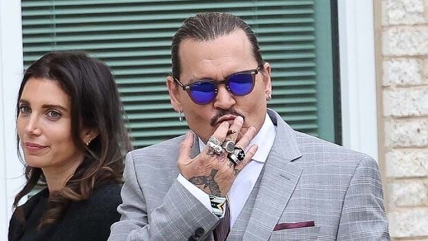 Lehtiväite: Johnny Depp seurustelee naimisissa olevan naisen kanssa - ikäeroa yli 20 vuotta JOELLE RICH , JOHNNY DEPP