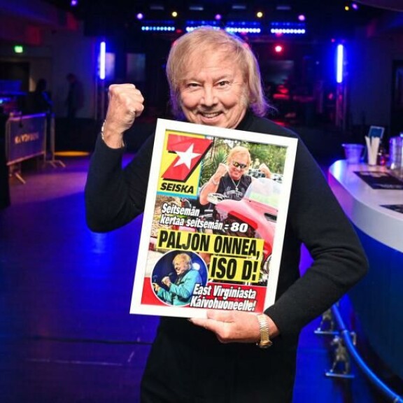 Tämä on hauska! Danny sai Seiskalta perinteisen synttärilööpin lahjaksi. Tämä on hauska! Danny sai Seiskalta perinteisen synttärilööpin lahjaksi.