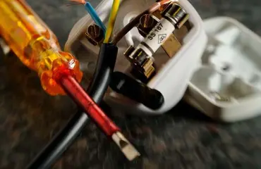 Fitnesstähti Sofia Aiello putosi huoltokuiluun - sähkömies tunaroi!