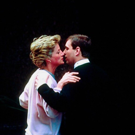 Prinsessa Diana onnitteli lämpimästi prinssi Andrew'ta, kun tämän nuorimmainen tytär, prinsessa Eugenie syntyi vuonna 1990. diana, andrew