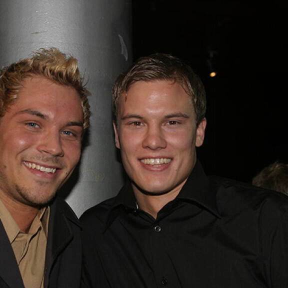 Janne hänen roolihahmonsa Rikun ystävää Ossia näytellen Sami Sarjulan kanssa vuonna 2004. Janne ja Sami